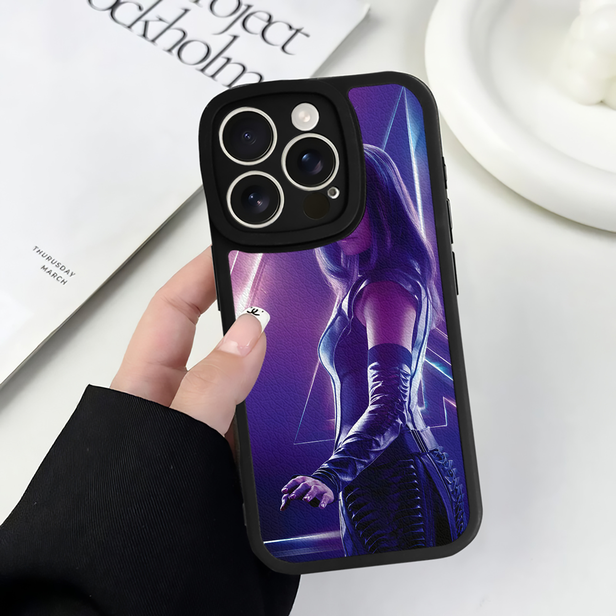 （画像用） アベンジャーズ The Avengers 【iPhone 16シリーズ対応】シリコンスマホケース（レザー調） 材質：シリコン